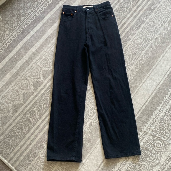 Levi’s Premium Ribcage Straight Ankle Denim in Black Sprout - Picture 4 of 16